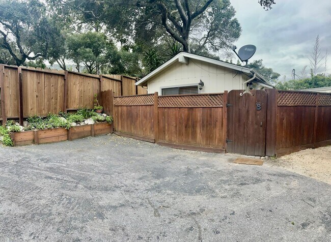 Building Photo - 39 Los Ositos Rd