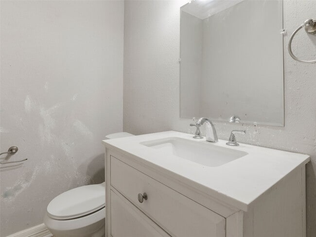 Building Photo - 1114 W 11th St