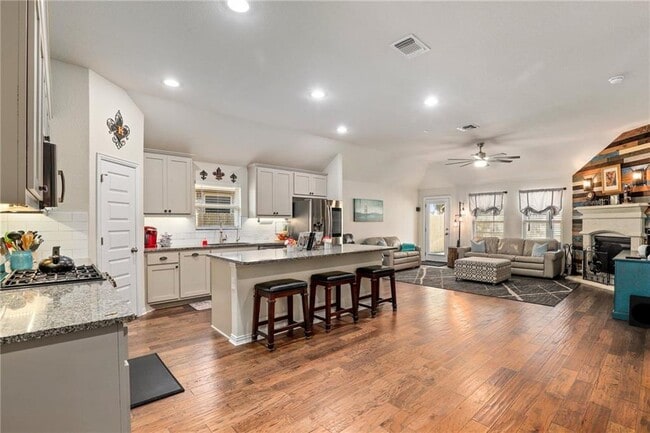 Building Photo - 4130 Kingsley Ave