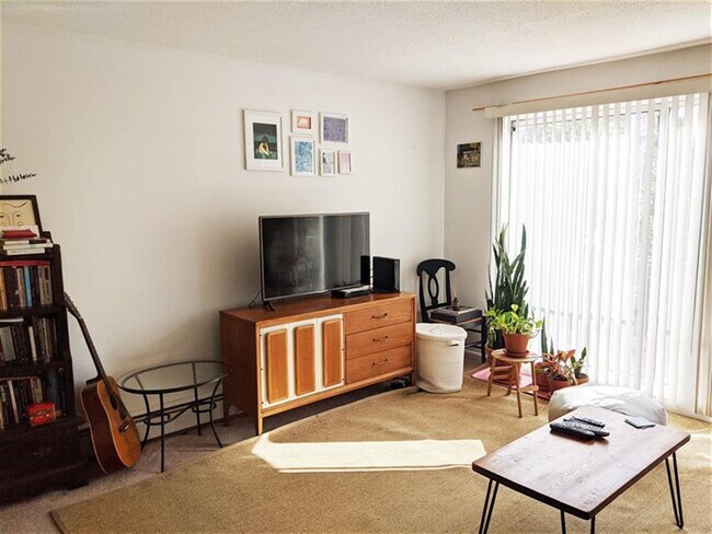 Building Photo - 42 Belmont St