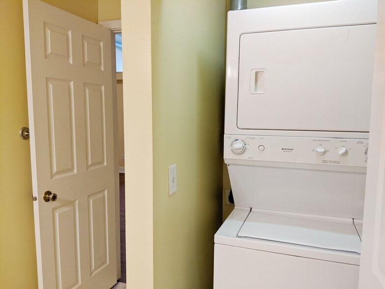 Building Photo - Redmen - Residential