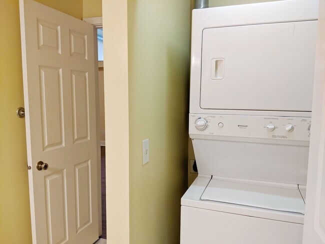 Building Photo - Redmen - Residential