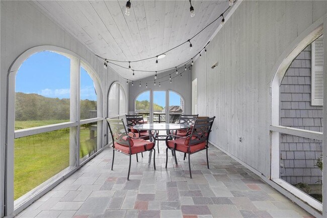 Building Photo - 295 B Carpenter Dr