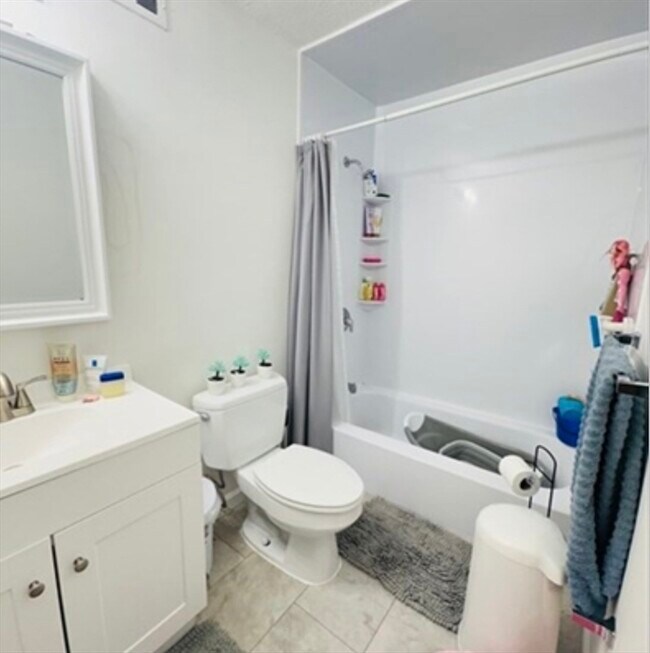 Building Photo - 8 Shadowbrook Ln