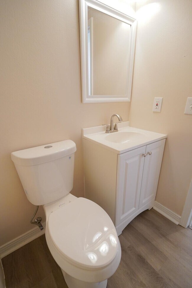 Building Photo - 1545 Pine View Dr