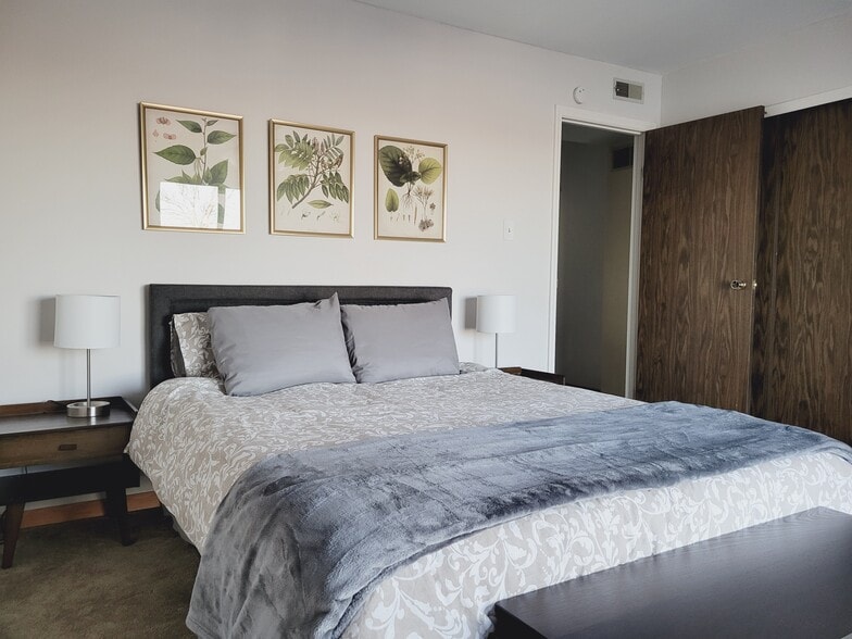 Spacious Master Bedroom - 4536 Ohio St
