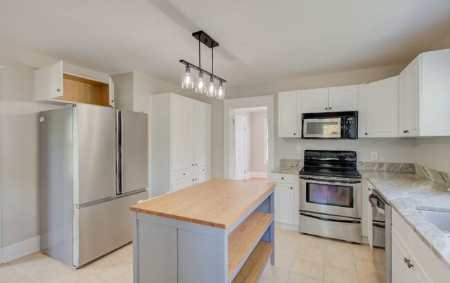 Building Photo - Charming, 3 Bed, 1 Bath Cape Cod in Granby...