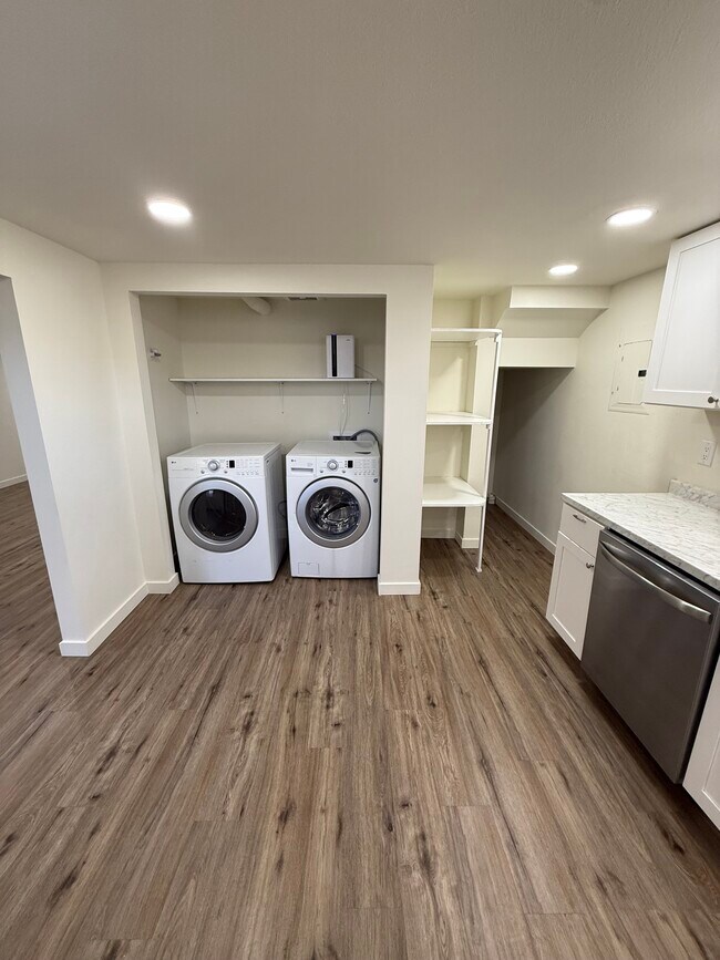 Building Photo - 1535 N 18th Dr