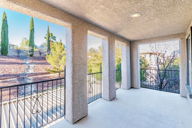 Building Photo - Stunning 4 bedroom, 3 bath home located in...