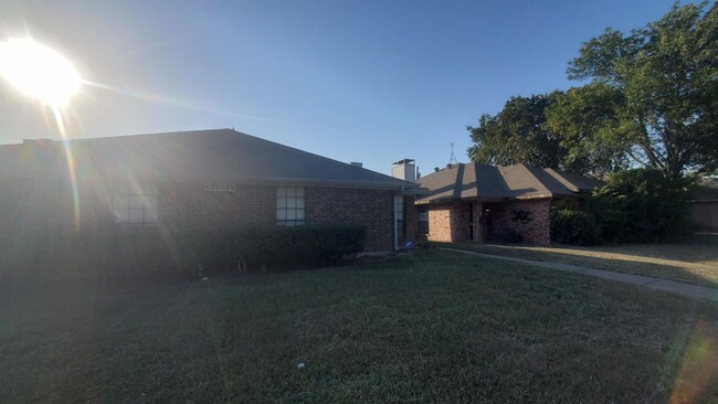 Building Photo - Move in ready Duplex!  Garland ISD