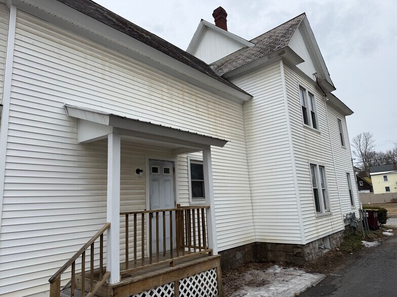 Private Entrance - 114 Oak St