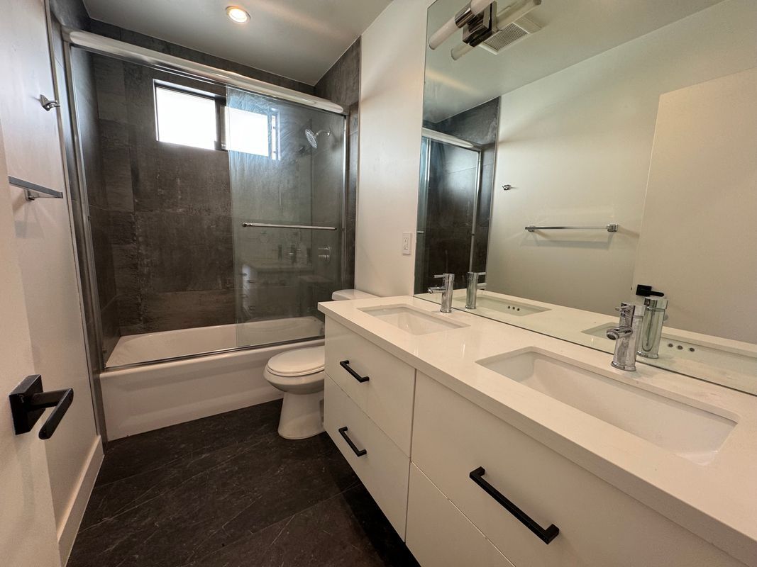 Building Photo - 1347 N Stanley Ave