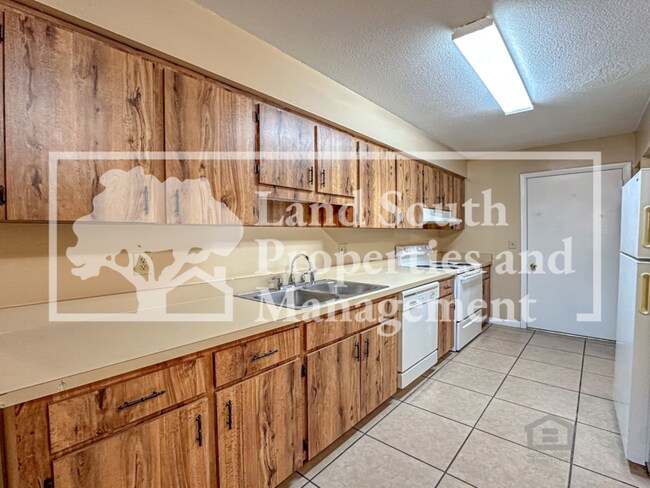Building Photo - 2527 Crystal Lake Acres Dr