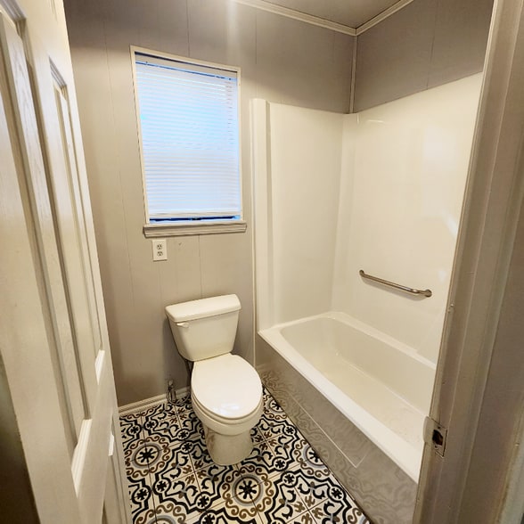 Building Photo - 415 S 5th St