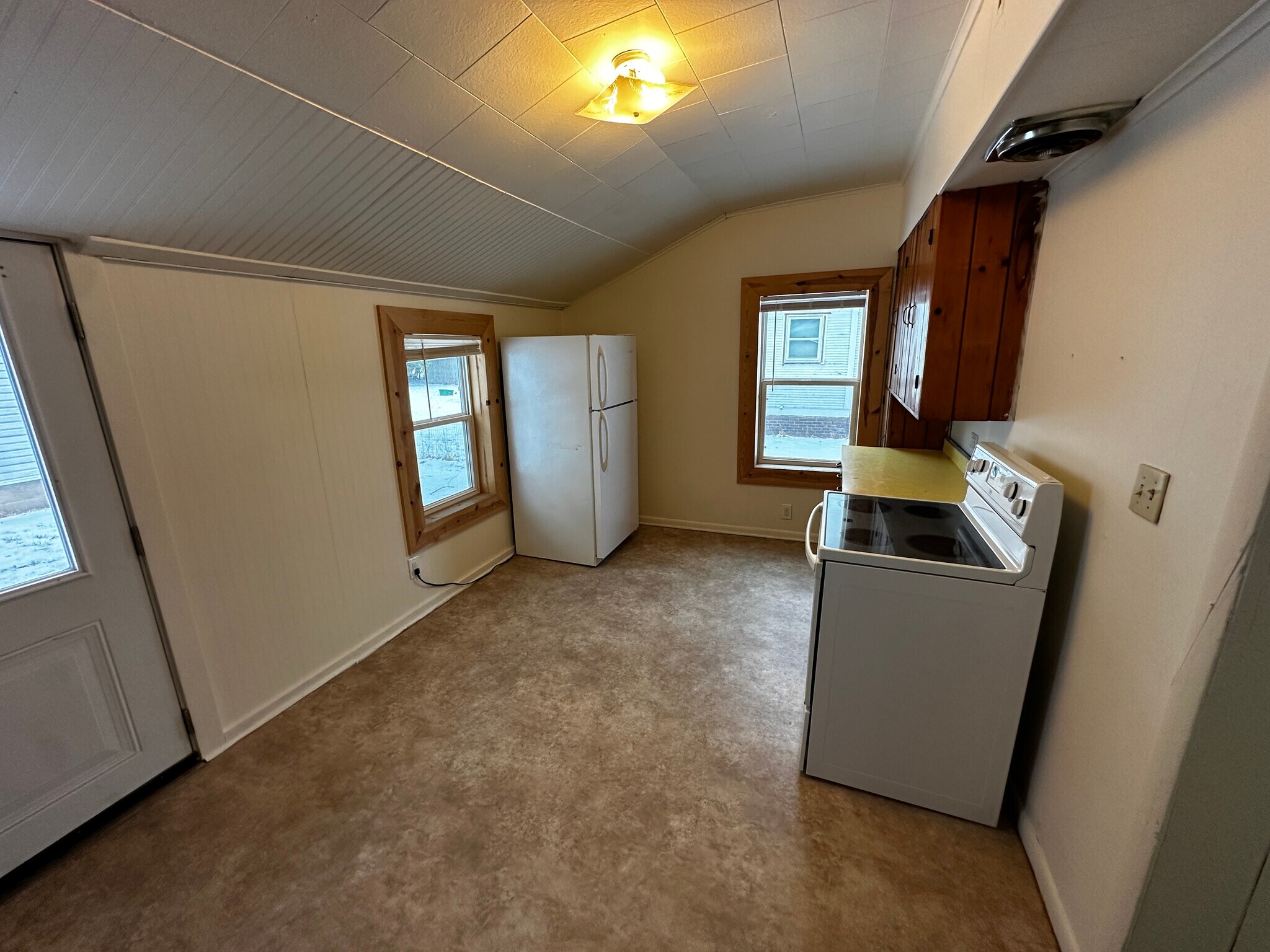 Building Photo - 1402 8th St E