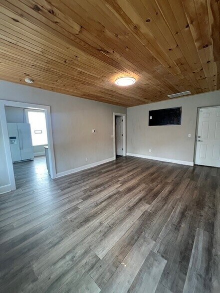 Open concept - 186 E Winter St