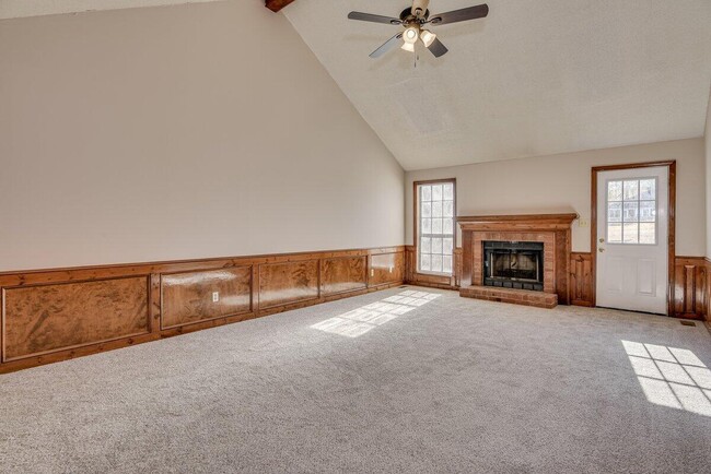 Building Photo - 670 Wellington Dr