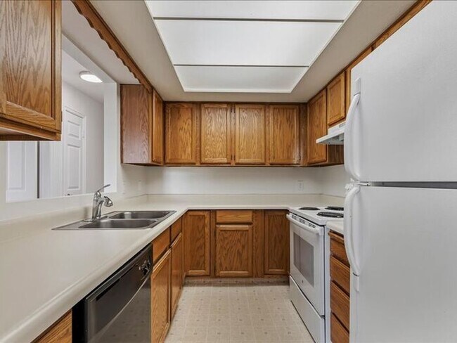 Building Photo - SANDY  2 BED 2 BATH CONDO, small pet OK