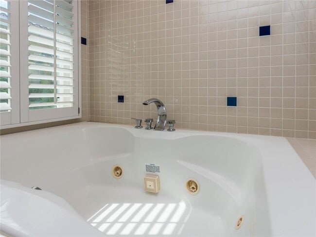 Building Photo - 2319 NE 16th Ave