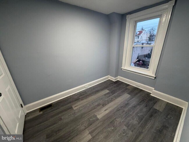 Building Photo - 363 E Airy St