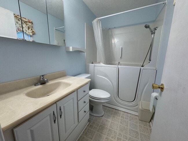 Building Photo - Spacious three bedroom, two bathroom with ...