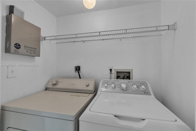 Building Photo - 9193 Fontainebleau Blvd