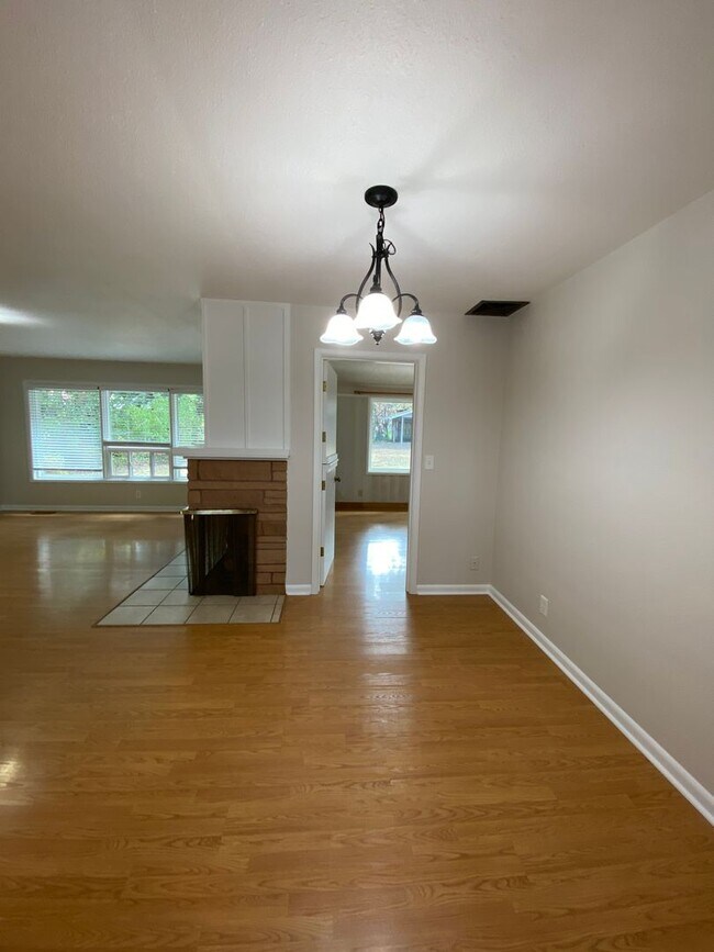 Building Photo - Stylish & Spacious 3-Bedroom Home in SE Sa...