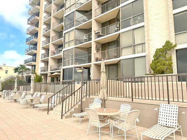 Building Photo - Alamitos Beach Ocean Front 1 Bedroom Condo