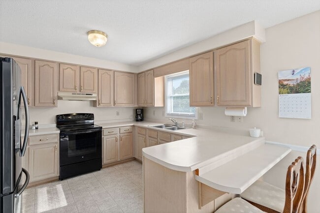 Building Photo - Pet Friendly in Rossview!