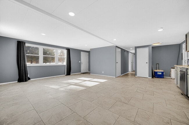 Building Photo - 2322 W Loves Ln