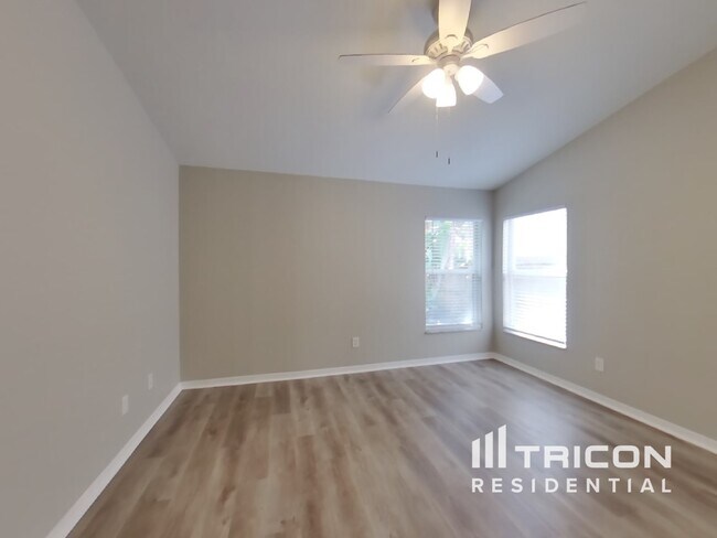Building Photo - 653 Sand Ridge Dr