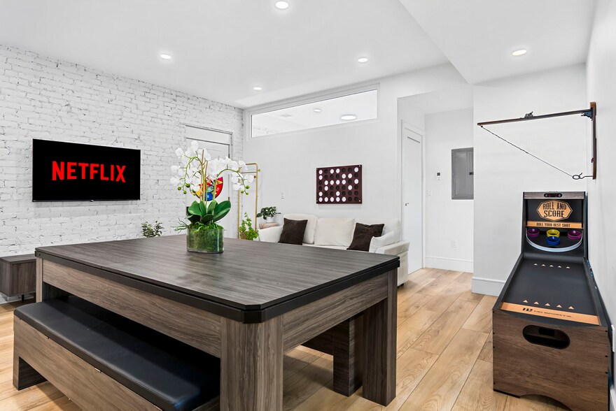 Building Photo - 1566 Beacon St