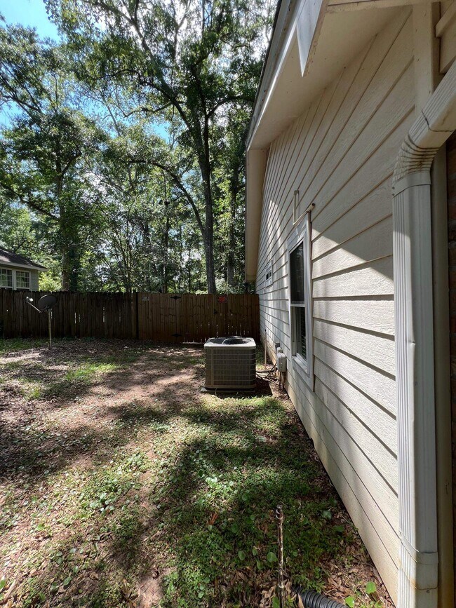 Building Photo - 1430 Blockford Ct W