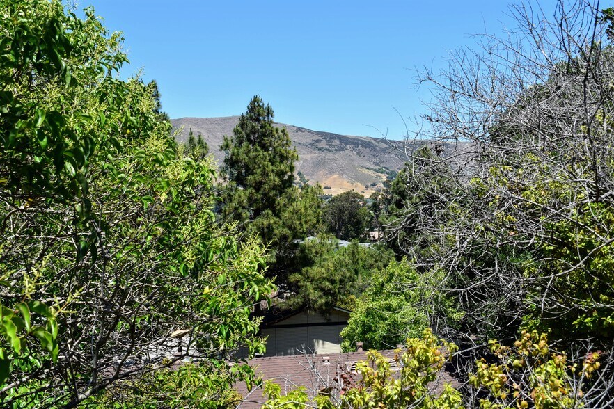 Building Photo - 3290 Rockview Pl