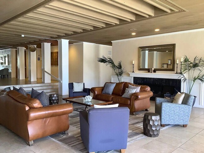 Building Photo - Large 2-bedroom condo at the Plaza Condos in Pacific Beach