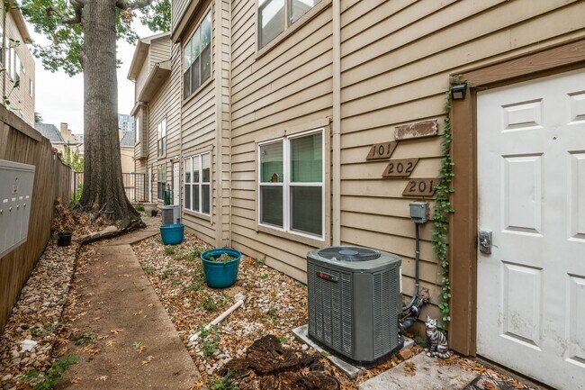 Building Photo - Delightful 2-Bed, 1.5 Bath in Prime Dallas...