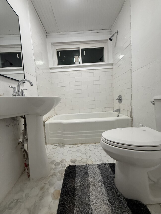 Building Photo - 445 Southport Rd