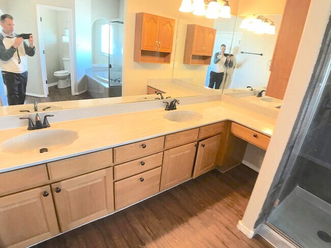 Building Photo - Stunning 4 bedroom in La Cueva area. Spacious layout. Refrigerated air! Extra Space!