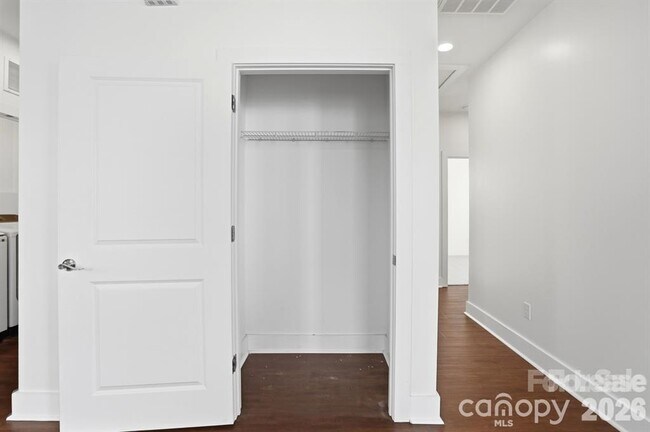 Building Photo - 102 Snyder Ct NE