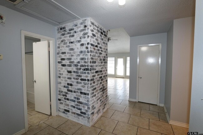 Building Photo - 963 Creekside Drive