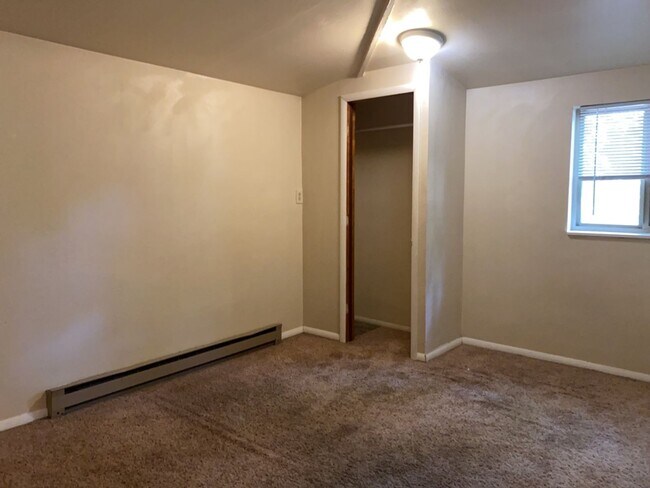 Building Photo - STUDENTS WELCOME! Sprawling Ranch Home w/ Large Fenced Yard