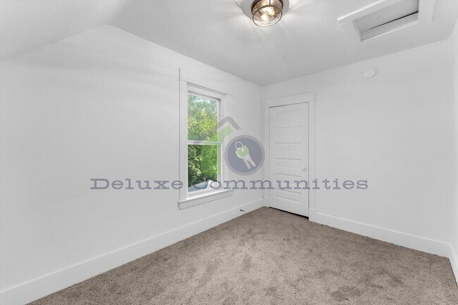 Building Photo - Remodeled 3BR + Flex Room | Steps from Leo...