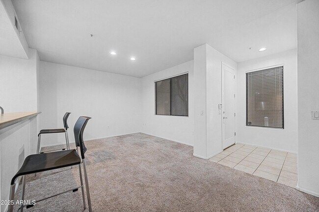 Building Photo - 705 W Queen Creek Rd