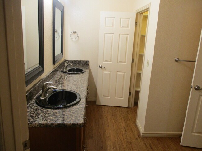 Building Photo - Walkout Basement Apartment - PRICED TO RENT - AVAIL 6/1/26