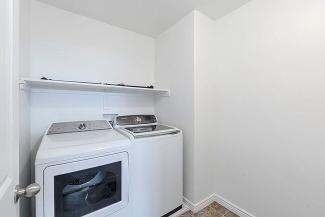 Building Photo - Bright Townhouse in Saratoga Springs w attached 2 car garage