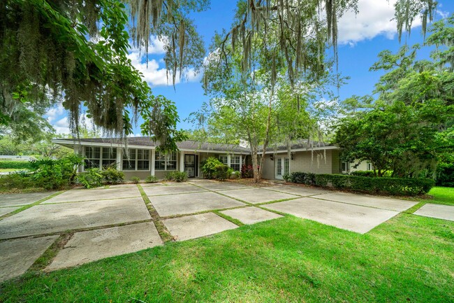 Building Photo - CHARMING HOME IN WOODFIELDS NEIGHBORHOOD