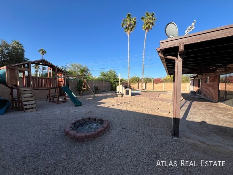 Building Photo - 1002 S Seco Pl