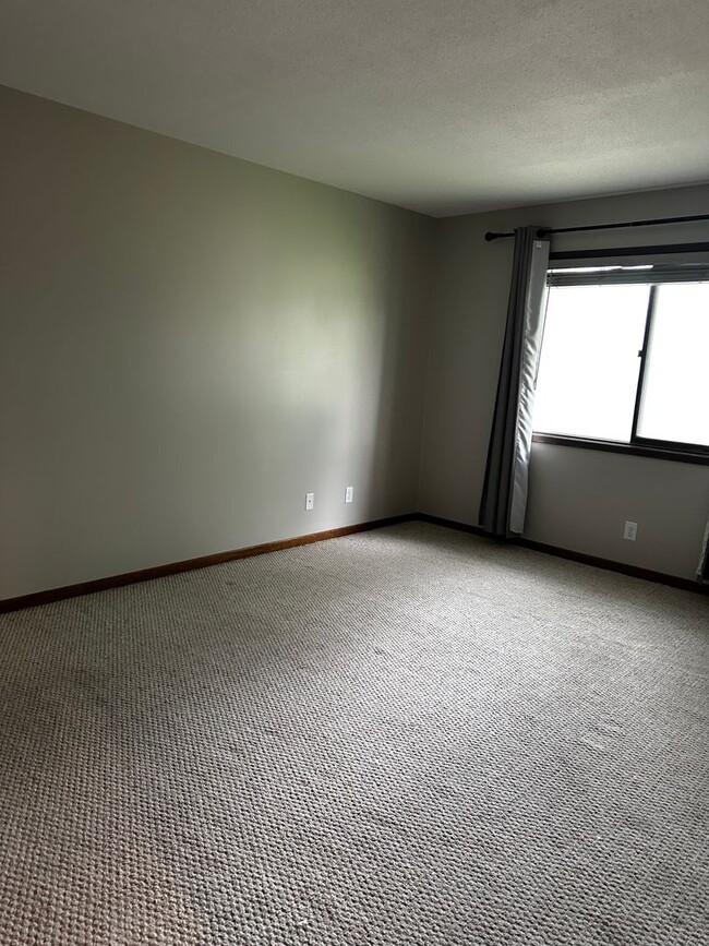 Building Photo - West Des Moines Condo for Rent