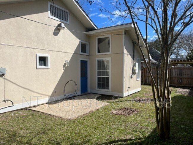 Building Photo - 16530 La Louisiane Ct
