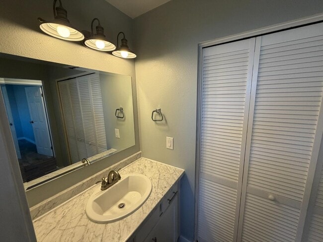 Building Photo - 65 E 600 S